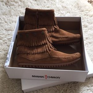 NWT Minnetonka ankle booties